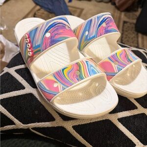 UNISEX CROCS Multicolor Swirl Slide Sandals